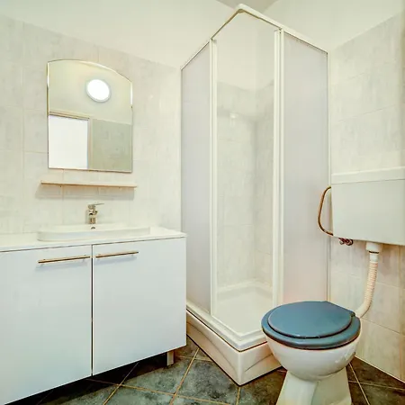 Melandura-3 By Interhome Dinjiška