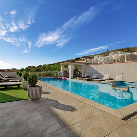 Melandura-3 By Interhome Dinjiška